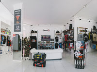 Panoramica-interior-tienda-roninwear-malaga-abr-2013-spotlisting